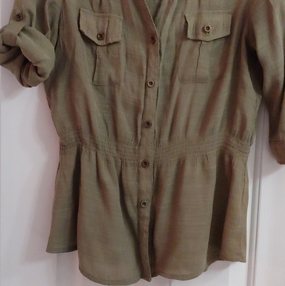 Ali&Kris button up elastic waist top mid sleeves Olive Color - Picture 3 of 4